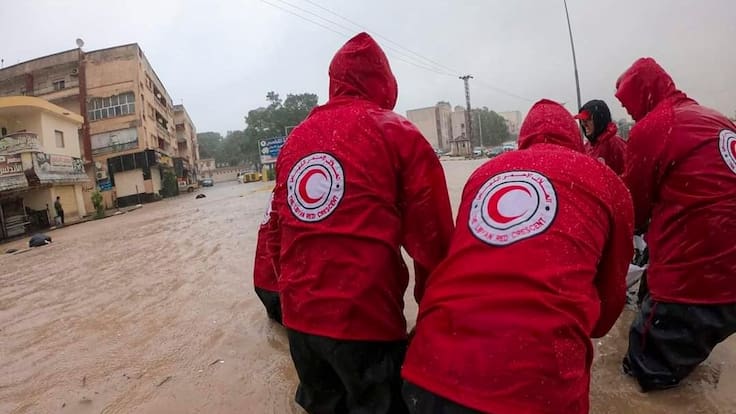 TRÍPOLI (LIBIA), 13/09/2023.- Los equipos de emergencia de Media Luna Roja responden a las devastadoras inundaciones que arrasaron el noreste de Libia y que provocaron la muerte y lesiones a un gran número de personas. Equipos y voluntarios brindan primeros auxilios, operaciones de rescate y evacuan a las familias. EFE/Media Luna Roja -SOLO USO EDITORIAL/SOLO DISPONIBLE PARA ILUSTRAR LA NOTICIA QUE ACOMPAÑA (CRÉDITO OBLIGATORIO)-