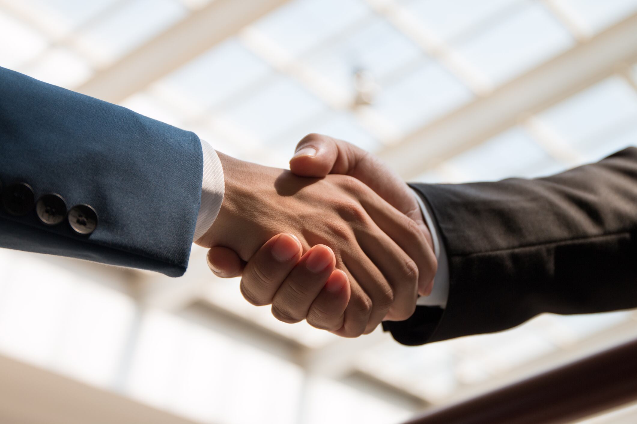Imagen de referencia de hombres dándose la mano. Foto: Getty Images.