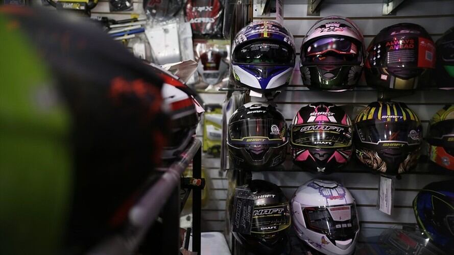 Estas son las normas que deberán cumplir los motociclistas al usar los cascos . Foto: Colprensa