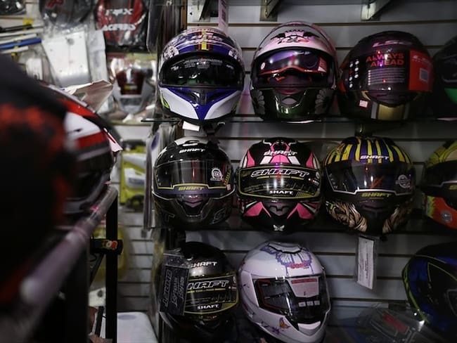 Estas son las normas que deberán cumplir los motociclistas al usar los cascos . Foto: Colprensa
