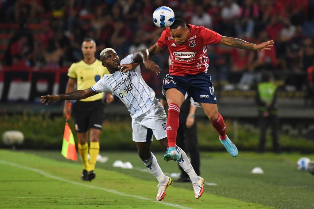 El equipo ecuatoriano 9 de Octubre y el equipo colombiano Independiente Medellín. (Photo by Juan BARRETO / AFP) (Photo by JUAN BARRETO/AFP via Getty Images)