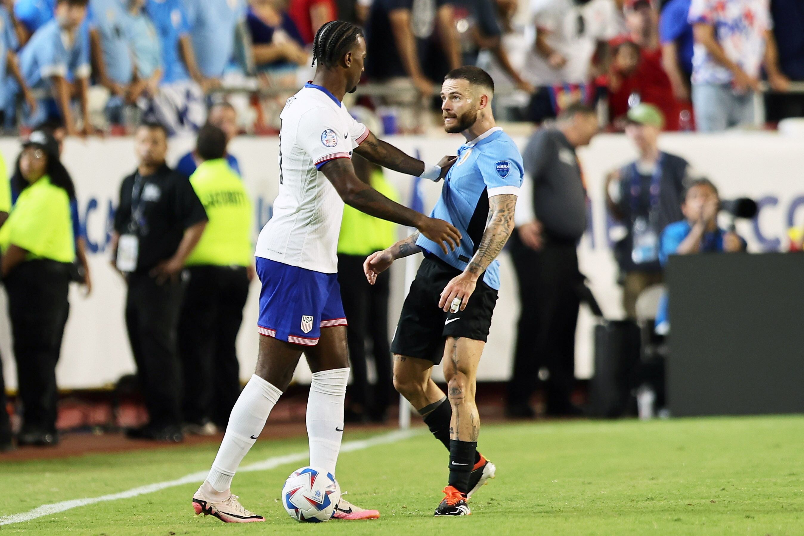 Kansas City (United States), 01/07/2024.- Haji Wright of the United States (L) and Uruguay's midfielder Nahitan Nandez stand off during a CONMEBOL Copa America group C soccer match in Kansas City, Missouri, USA, 01 July 2024. (Estados Unidos) EFE/EPA/WILLIAM PURNELL