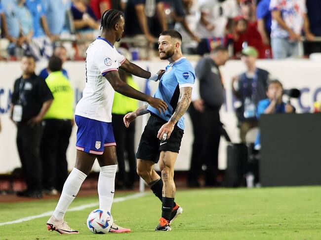 Kansas City (United States), 01/07/2024.- Haji Wright of the United States (L) and Uruguay's midfielder Nahitan Nandez stand off during a CONMEBOL Copa America group C soccer match in Kansas City, Missouri, USA, 01 July 2024. (Estados Unidos) EFE/EPA/WILLIAM PURNELL