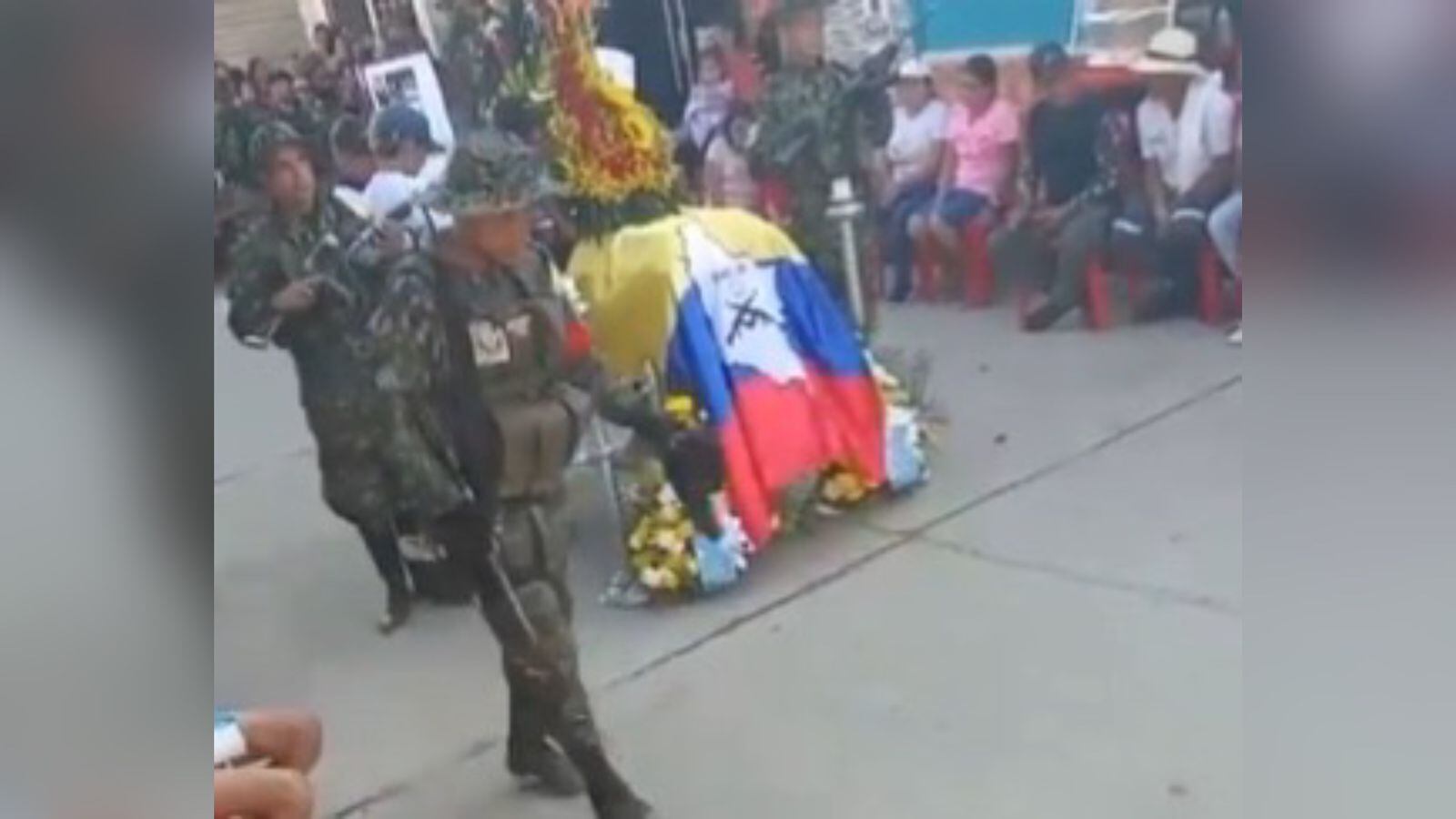 Disidencias de las FARC adelantaron funeral en plena vía pública en el Catatumbo. Foto: Tomada de video en red social X - @StephBatesPress