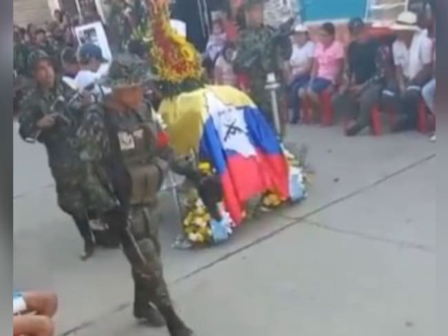 Disidencias de las FARC adelantaron funeral en plena vía pública en el Catatumbo. Foto: Tomada de video en red social X - @StephBatesPress