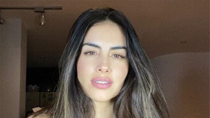 Jessica Cediel se remangó la camiseta y mostró su abdomen. Foto: Instagram: @jessicacedielnet