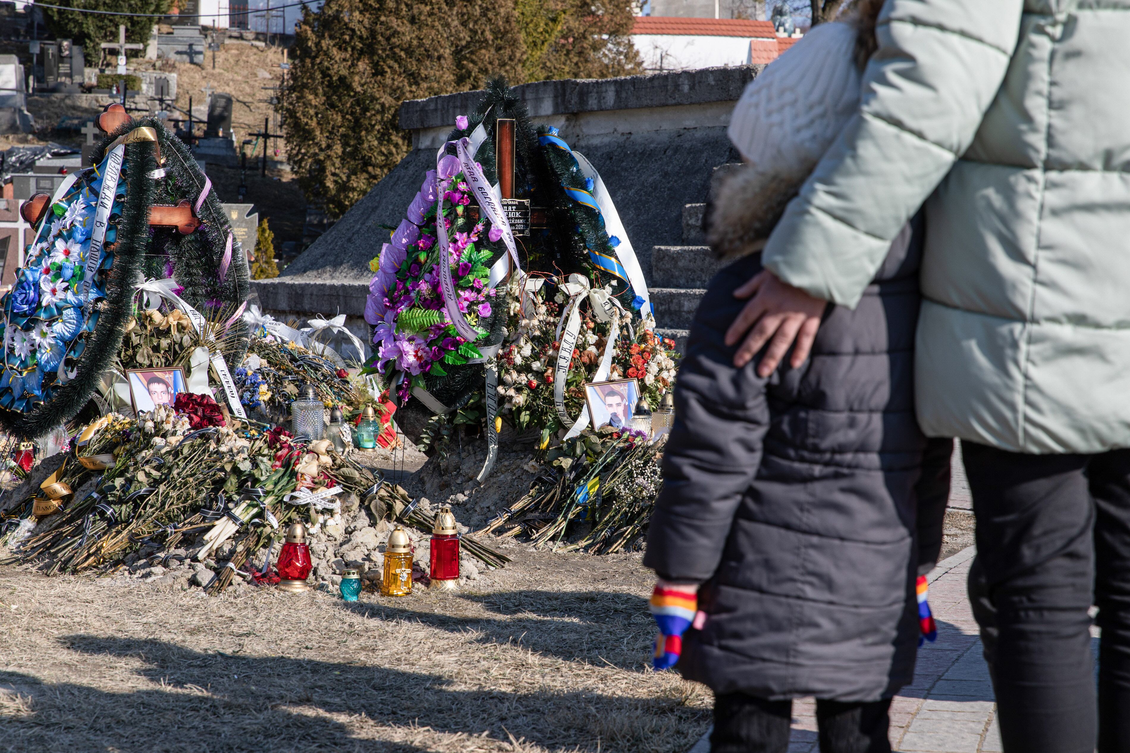 Foto de referencia de una mujer y un menor recordando a los fallecidos por la invasión de Rusia en Ucrania. (Photo by Alex Chan Tsz Yuk/SOPA Images/LightRocket via Getty Images)