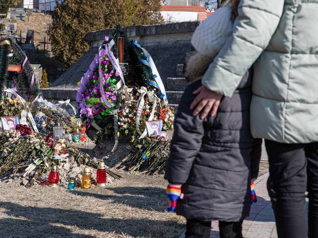 Foto de referencia de una mujer y un menor recordando a los fallecidos por la invasión de Rusia en Ucrania. (Photo by Alex Chan Tsz Yuk/SOPA Images/LightRocket via Getty Images)