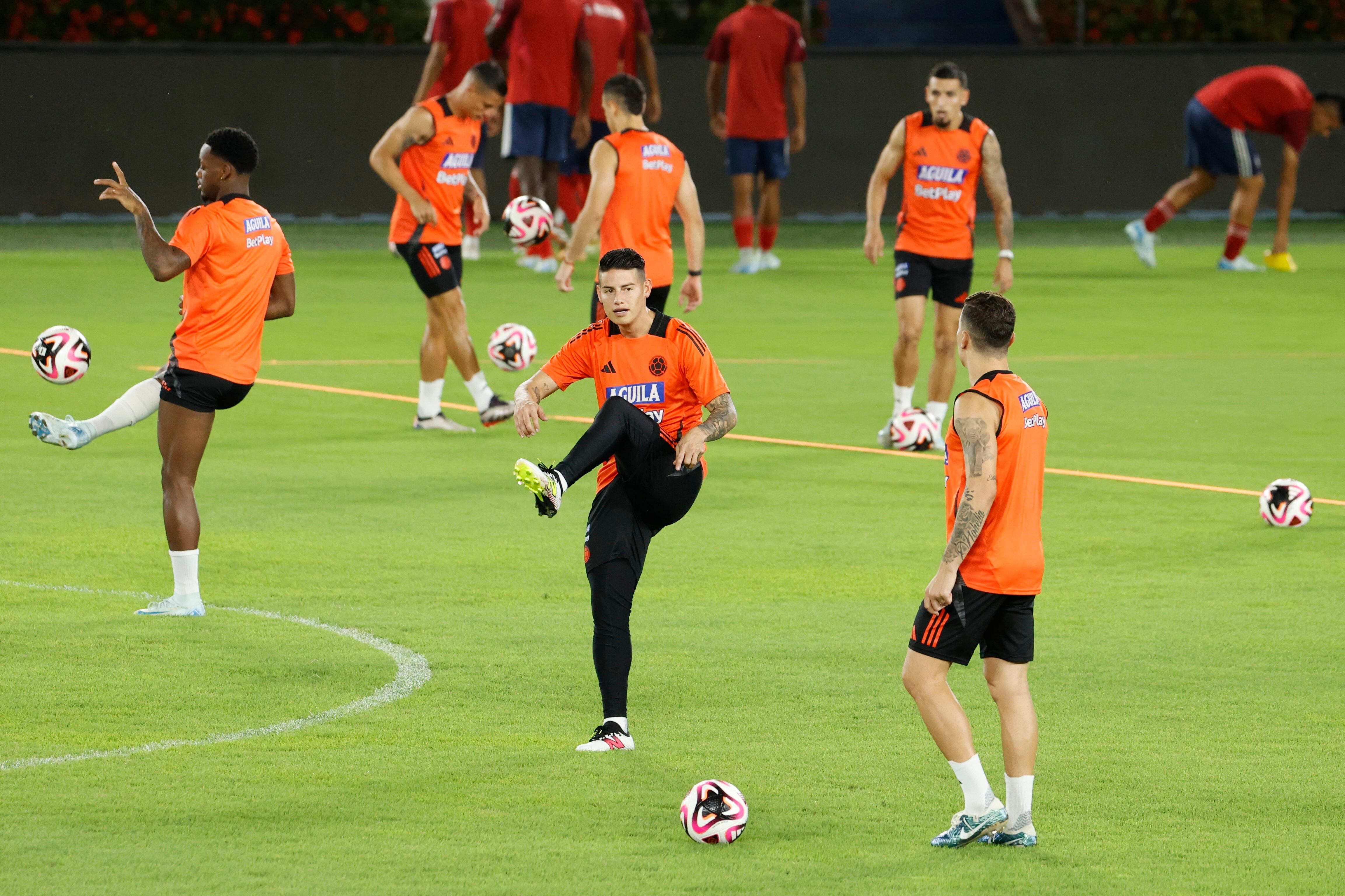 James Rodríguez (c) de Colombia participa en un entrenamiento este lunes, en el estadio Metropolitano en Barranquilla (Colombia). Colombia enfrentará a Ecuador como parte de las eliminatorias para el Mundial de 2026. EFE/ Mauricio Dueñas Castañeda
