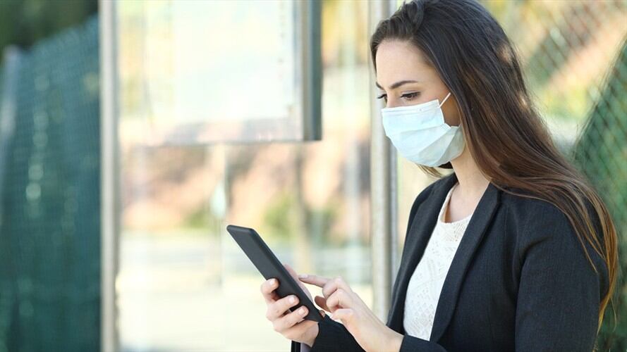 Científicos de la Universidad de Cambridge planean crear un algoritmo de aprendizaje para encontrar indicios del coronavirus en la voz de las personas.. Foto: Getty Images