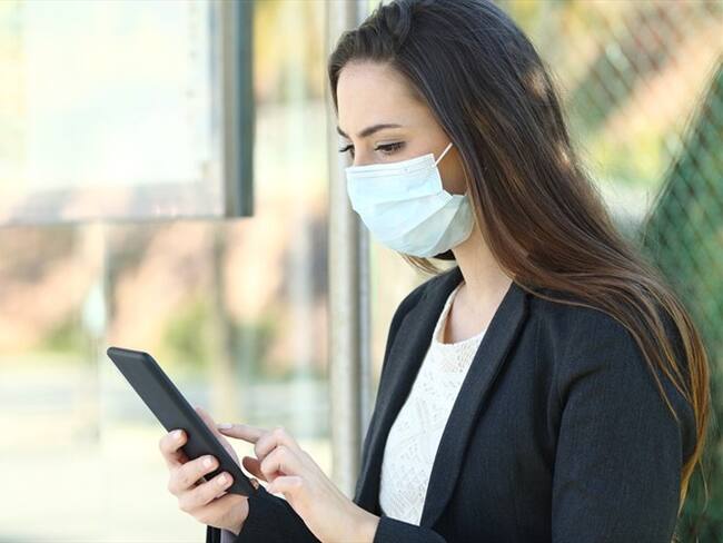 Científicos de la Universidad de Cambridge planean crear un algoritmo de aprendizaje para encontrar indicios del coronavirus en la voz de las personas.. Foto: Getty Images