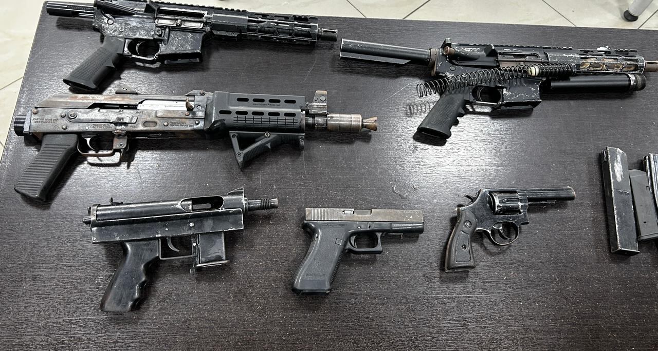 AME9577. GUAYAQUIL (ECUADOR), 14/09/2023.- Fotografía cedida hoy por la fuerzas Armadas de Ecuador donde se observa armamento durante una intervención por parte de la policía y las Fuerzas Armadas, en la penitenciaría del Litoral, la cárcel más grande y poblada del país, en Guayaquil (Ecuador). Más armas de fuego, balas y armas blancas fueron halladas en dos cárceles de Ecuador intervenidas este jueves por la Policía Nacional y las Fuerzas Armadas, en un operativo realizado en el marco del estado de excepción decretado desde finales de julio por el Gobierno en todo el sistema penitenciario del país. EFE/Fuerzas Armadas de Ecuador/SOLO USO EDITORIAL/SOLO DISPONIBLE PARA ILUSTRAR LA NOTICIA QUE ACOMPAÑA (CRÉDITO OBLIGATORIO)/máxima calidad dispinible