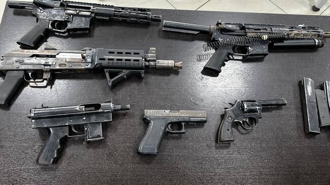 AME9577. GUAYAQUIL (ECUADOR), 14/09/2023.- Fotografía cedida hoy por la fuerzas Armadas de Ecuador donde se observa armamento durante una intervención por parte de la policía y las Fuerzas Armadas, en la penitenciaría del Litoral, la cárcel más grande y poblada del país, en Guayaquil (Ecuador). Más armas de fuego, balas y armas blancas fueron halladas en dos cárceles de Ecuador intervenidas este jueves por la Policía Nacional y las Fuerzas Armadas, en un operativo realizado en el marco del estado de excepción decretado desde finales de julio por el Gobierno en todo el sistema penitenciario del país. EFE/Fuerzas Armadas de Ecuador/SOLO USO EDITORIAL/SOLO DISPONIBLE PARA ILUSTRAR LA NOTICIA QUE ACOMPAÑA (CRÉDITO OBLIGATORIO)/máxima calidad dispinible