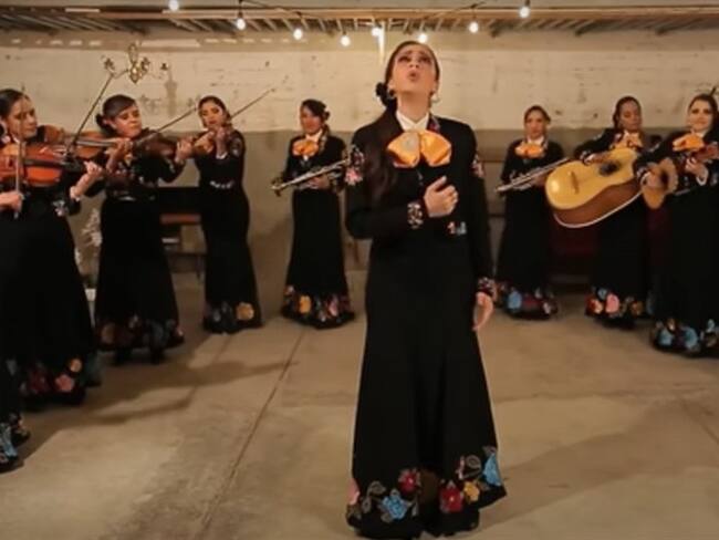 Mayra Casillas, directora y fundadora del Mariachi Femenil Innovación Mexicana, dijo que hacen covers de diferentes géneros que incluyen rock y vallenato.. Foto: Captura de Pantalla