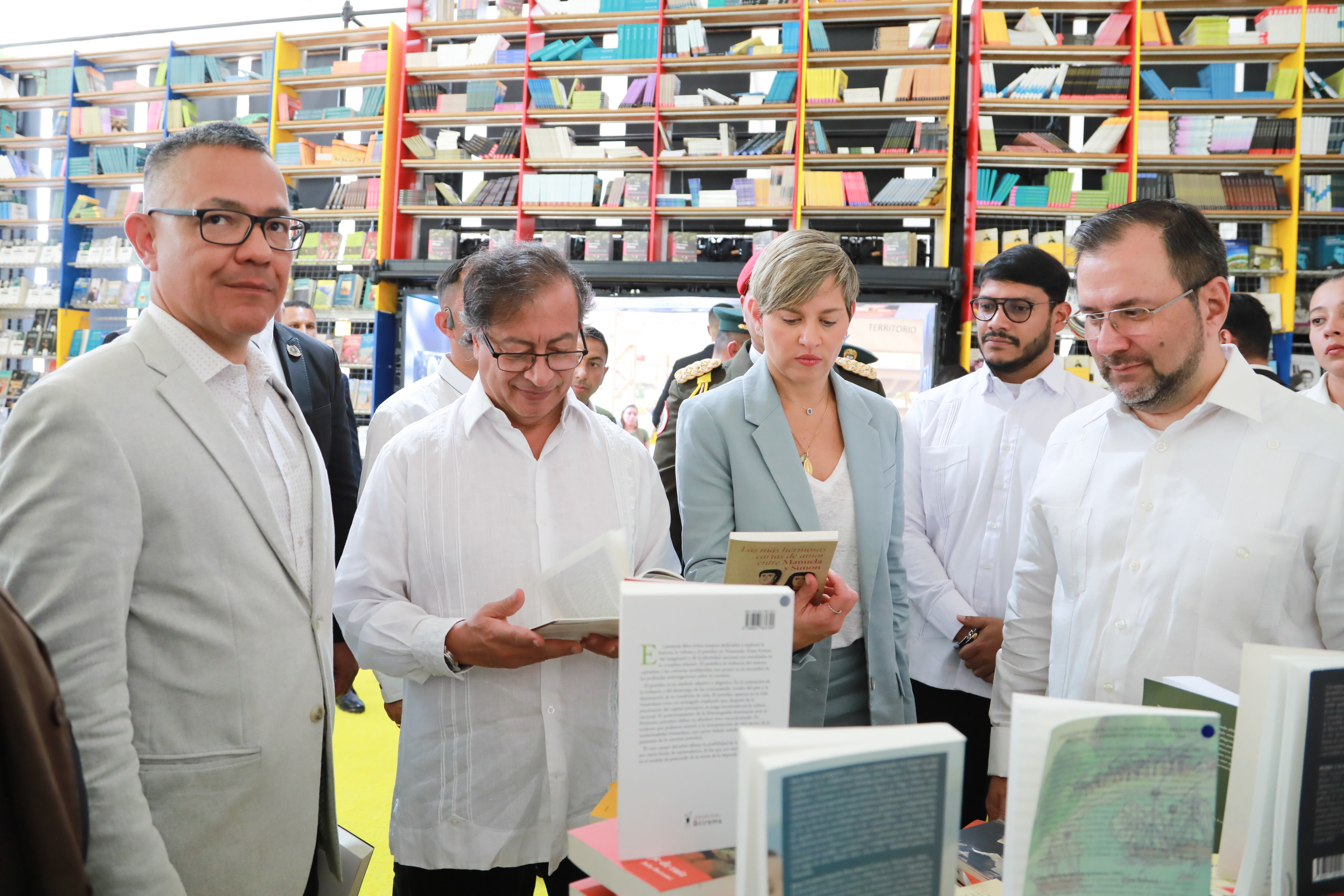 Gustavo Petro en la Feria del Libro de Venezuela. Foto: Presidencia