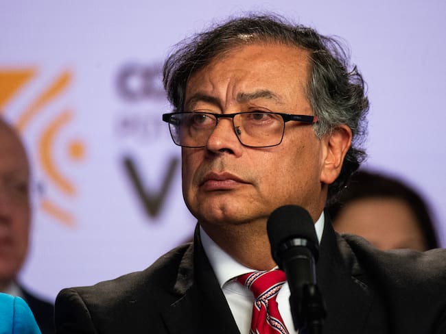 El presidente Gustavo Petro habla en febrero de 2024. FOTO: Sebastian Barros/NurPhoto vía Getty Images