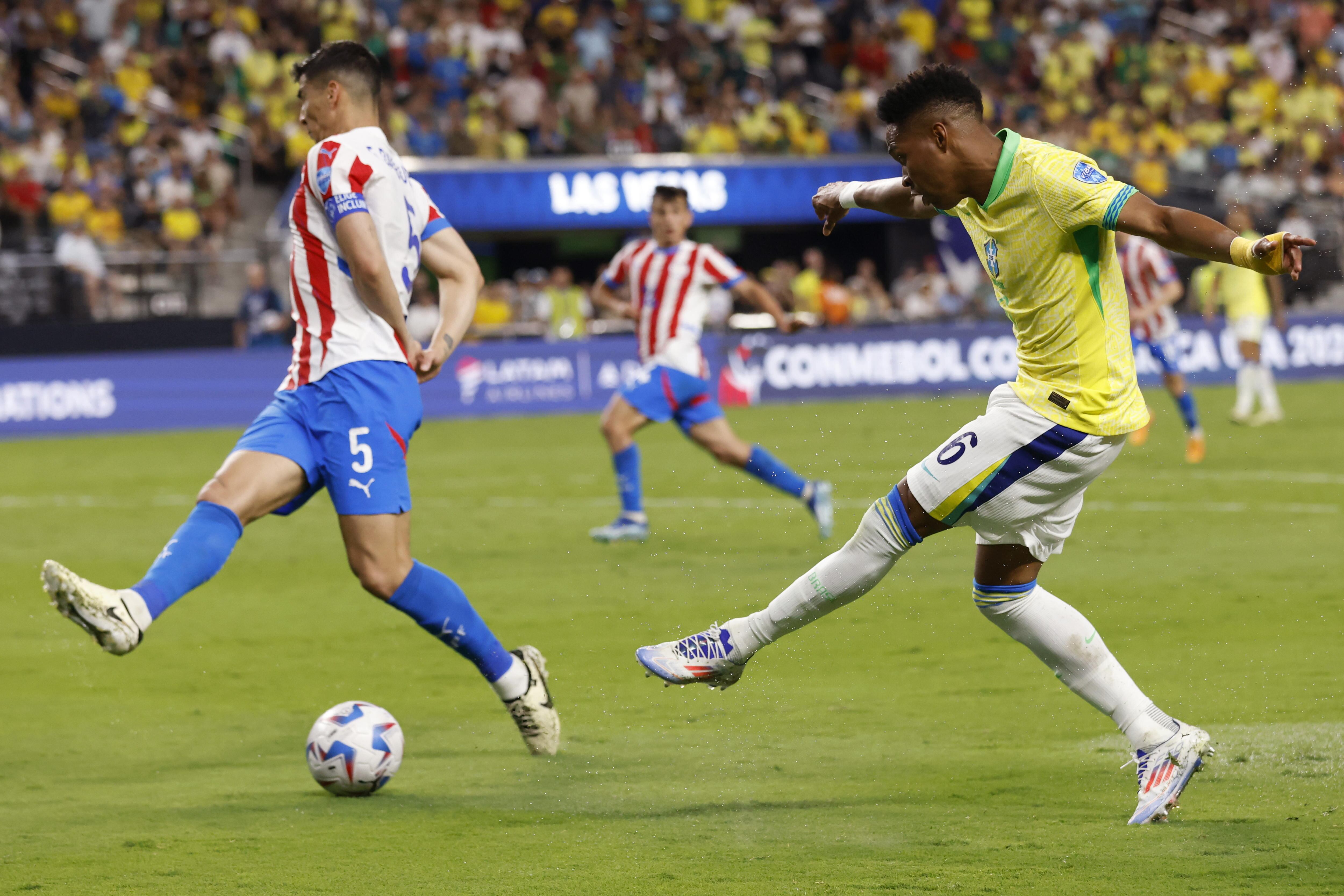 Las Vegas (United States), 29/06/2024.- Brazil defender Wendell (R) takes a shot on goal against Paraguay defender Fabian Balbuena (L) during the second half of the CONMEBOL Copa America 2024 group D soccer match between Paraguay and Brazil, in Las Vegas, Nevada, USA, 28 June 2024. (Brasil) EFE/EPA/CAROLINE BREHMAN