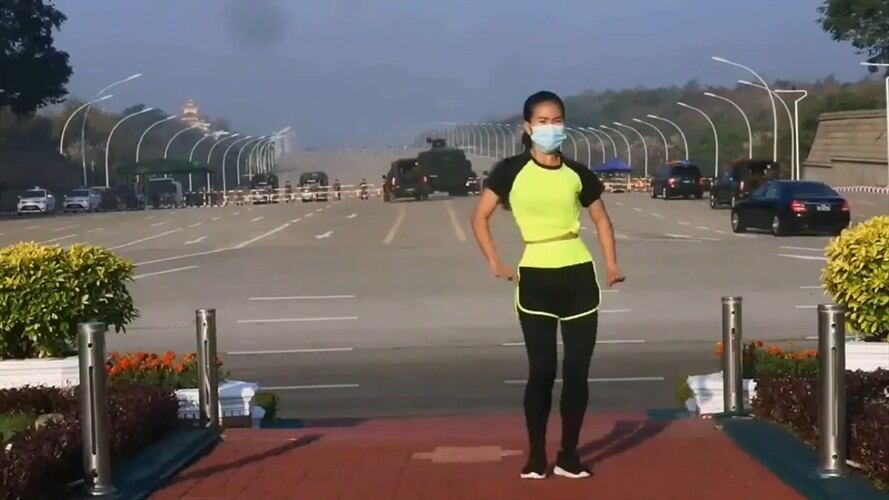 En medio del golpe de estado en Birmania, una mujer grabó clase de aerobics. Foto: Twitter: Ángel Marrades @VonKoutli