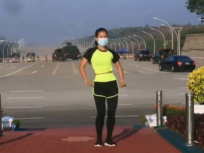 En medio del golpe de estado en Birmania, una mujer grabó clase de aerobics. Foto: Twitter: Ángel Marrades @VonKoutli
