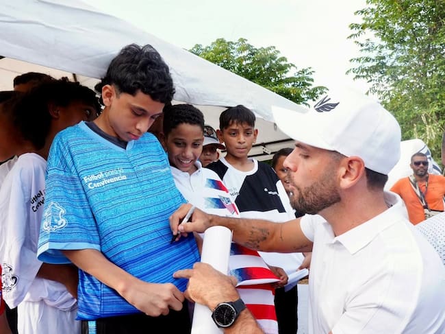 Sebastián Viera compartiendo con los jóvenes que acudieron al llamado y que esperan ser parte de los 120 becados del Distrito.