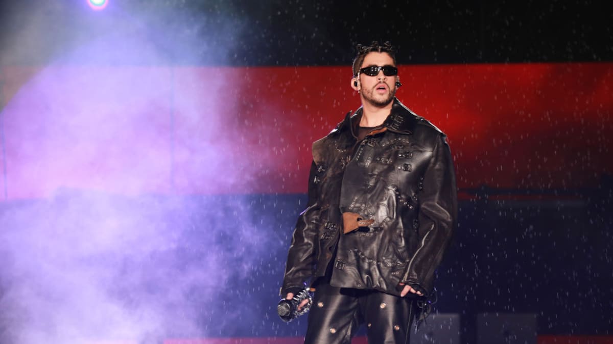 Video: Bad Bunny detuvo un concierto tras sufrir una asfixia por humo del show