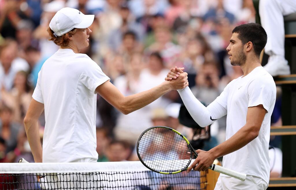El italiano Jannik Sinner y el español Carlos Alcaraz. (Photo by Ryan Pierse/Getty Images)