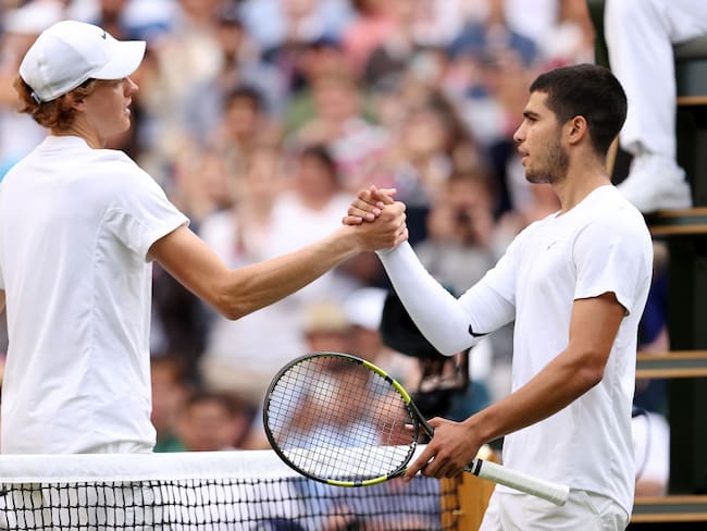 El italiano Jannik Sinner y el español Carlos Alcaraz. (Photo by Ryan Pierse/Getty Images)