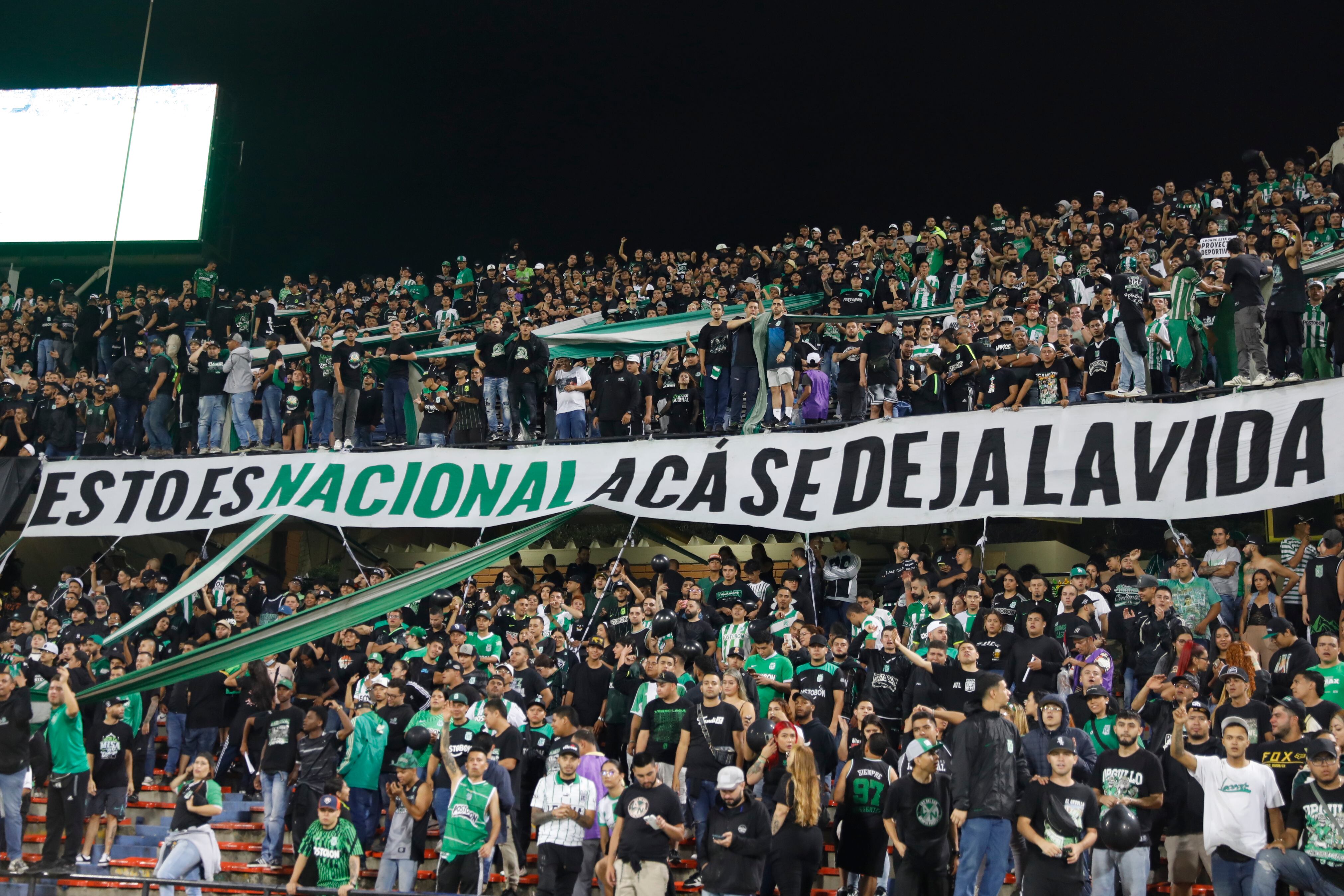 AMDEP7520. MEDELLÍN (COLOMBIA), 28/02/2024.- Hinchas de Atlético Nacional asisten a un partido de segunda fase de la Copa Libertadores entre Atlético Nacional y Club Nacional este miércoles, en el estadio Atanasio Girardot en Medellín (Colombia). EFE/ Luis Eduardo Noriega Arboleda