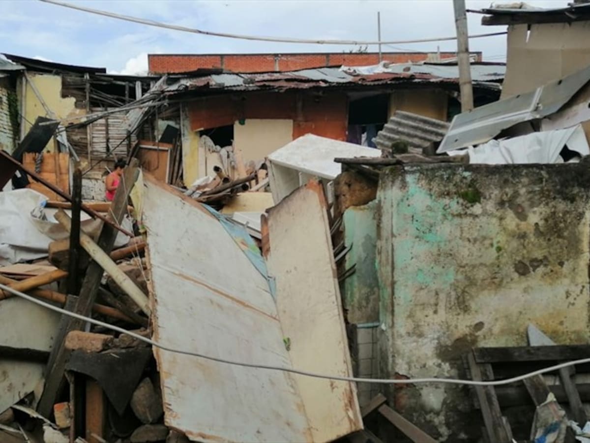 Una mujer muerta y un menor herido dejó el colapso de una pared de una vivienda en Cali