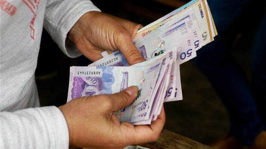 Para el trámite, indicó la Superfinanciera, los trabajadores deben acreditar mediante certificación de su empleador la reducción de sus ingresos. Foto: Getty Images