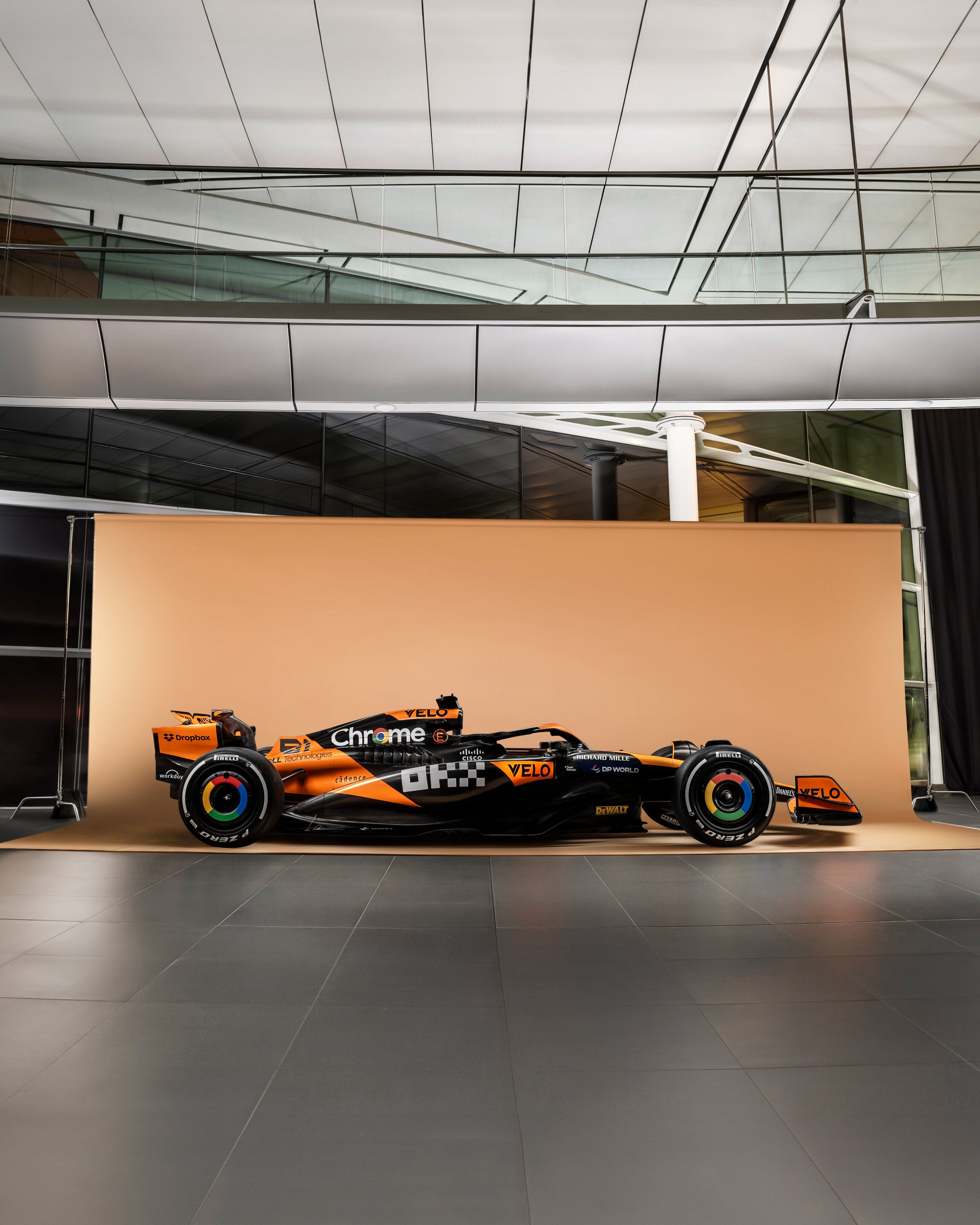 McLaren estrena el MCL38 en pista con Baréin en mente. Foto: Twitter oficial de McLaren.