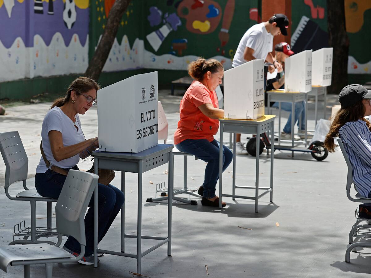 Cierran las urnas en Ecuador e inicia el escrutinio tras una votación sin incidentes