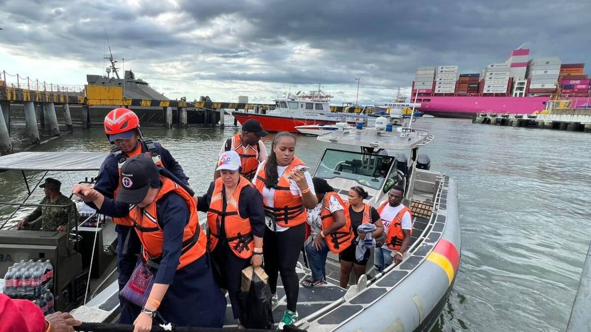 Asalto a embarcación en el pacífico: 16 viajeros fueron lanzados al mar