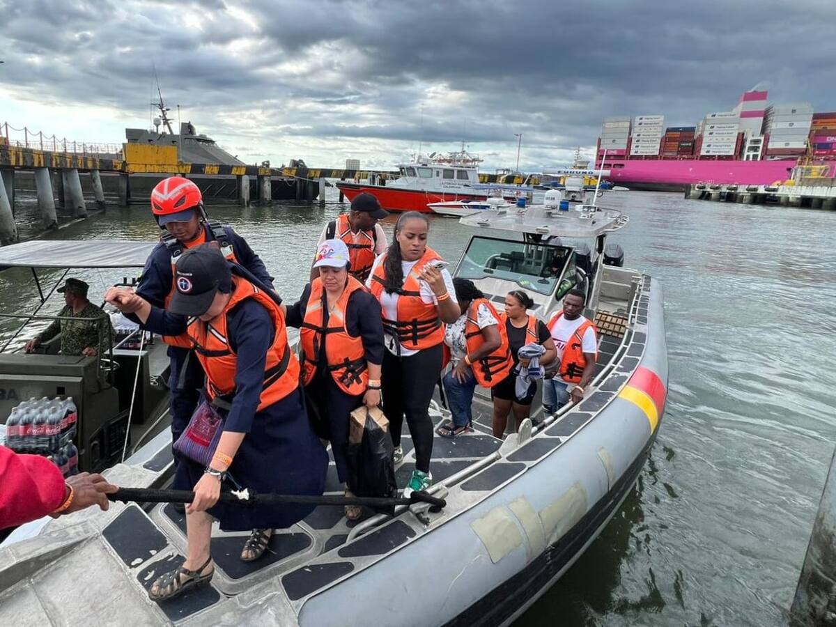 Asalto a embarcación en el pacífico: 16 viajeros fueron lanzados al mar