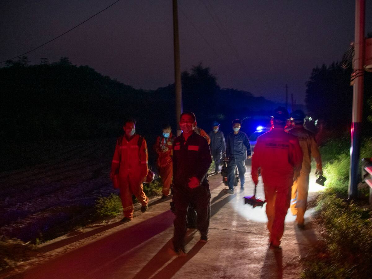 Equipos de rescate buscan rastros de pasajeros del avión accidentado en China