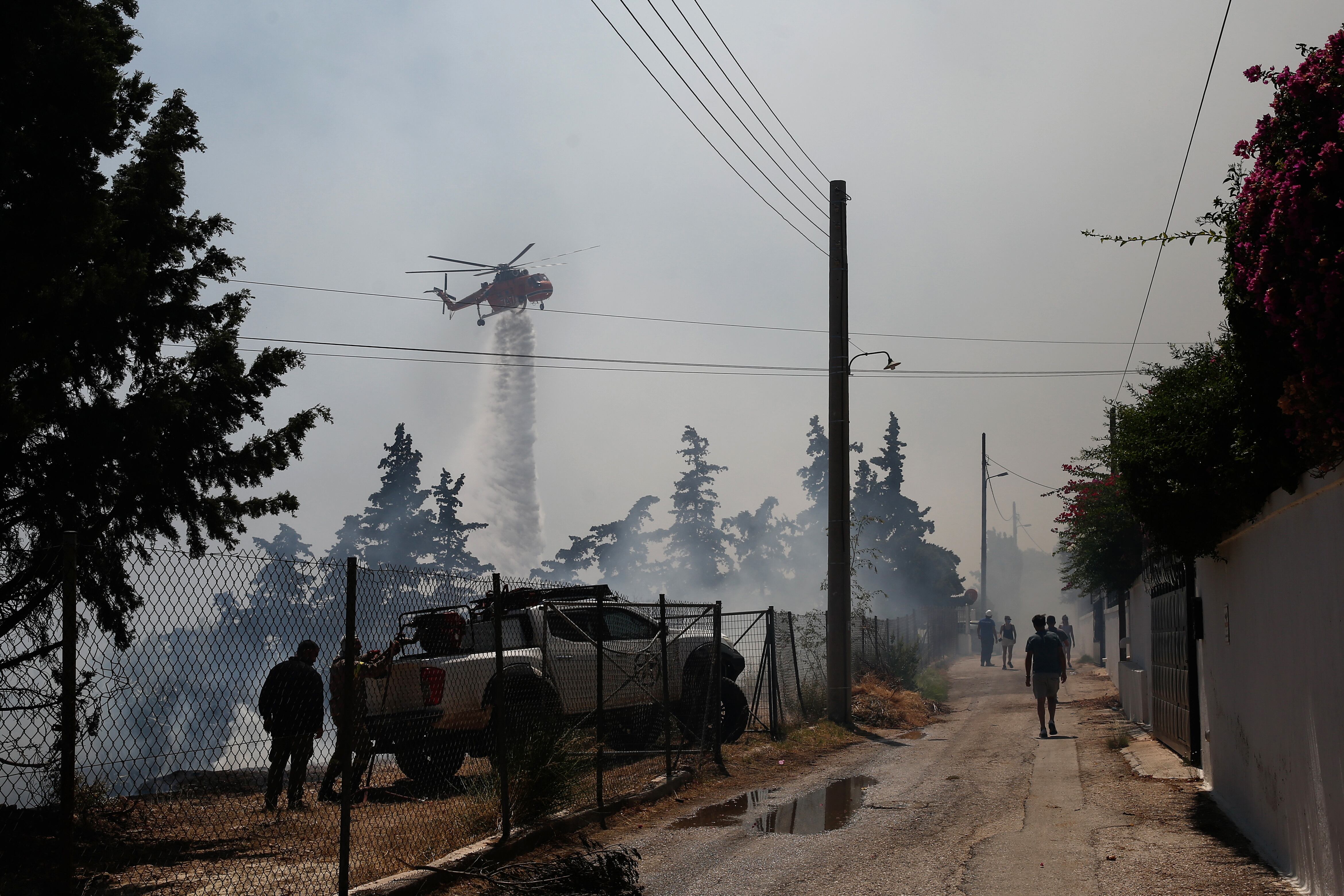 Bomberos y equipos de rescate en Koropi, al oeste de Atenas, Grecia. Foto: EFE/EPA/YANNIS KOLESIDIS