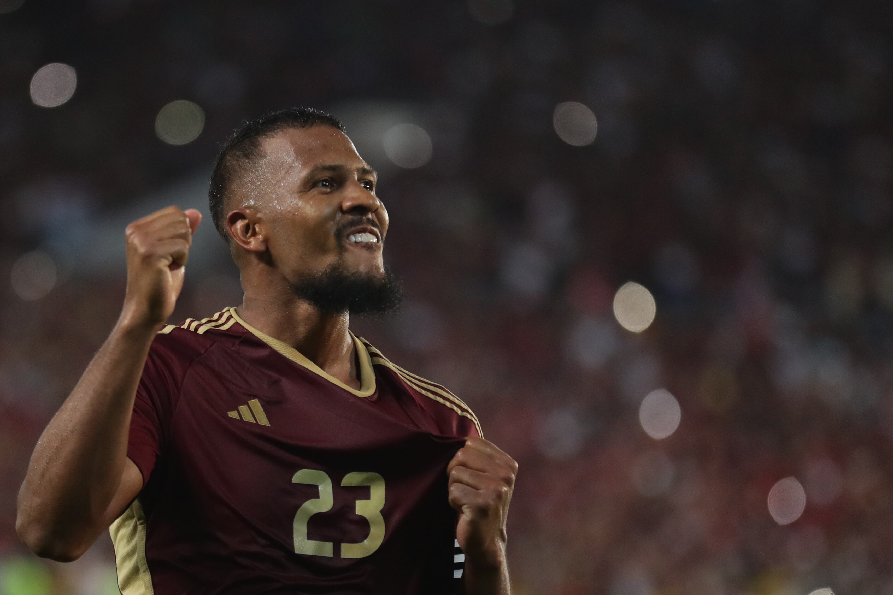 AMDEP8602. MATURÍN (VENEZUELA), 10/10/2024.- Salomón Rondón de Venezuela celebra su gol este jueves, en un partido de las eliminatorias sudamericanas para el Mundial de 2026 entre Venezuela y Argentina en el estadio Monumental de Maturín (Venezuela). EFE/ Ronald Peña R.