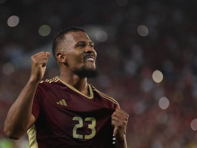 AMDEP8602. MATURÍN (VENEZUELA), 10/10/2024.- Salomón Rondón de Venezuela celebra su gol este jueves, en un partido de las eliminatorias sudamericanas para el Mundial de 2026 entre Venezuela y Argentina en el estadio Monumental de Maturín (Venezuela). EFE/ Ronald Peña R.