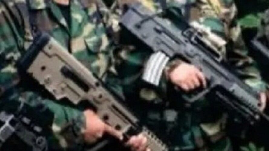 Fusiles con los que aparecieron los exnegociadores. Foto: http://farc-ep.net/