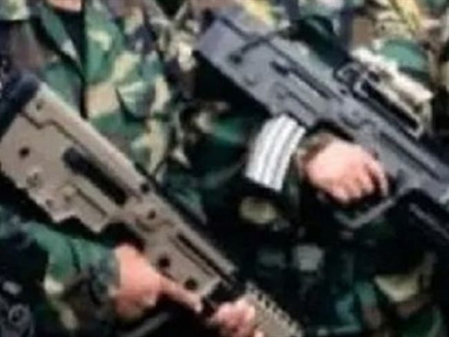 Fusiles con los que aparecieron los exnegociadores. Foto: http://farc-ep.net/