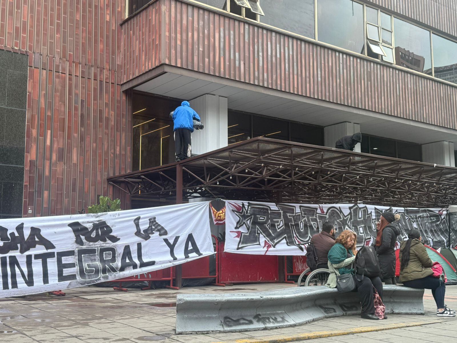 Integrantes de la Cumbre Nacional Popular se tomaron instalaciones de varios ministerios en Bogotá