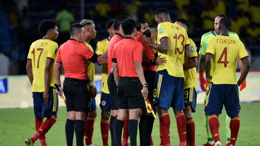 La selección Colombia con el cuerpo arbitral. Créditos: Getty Images