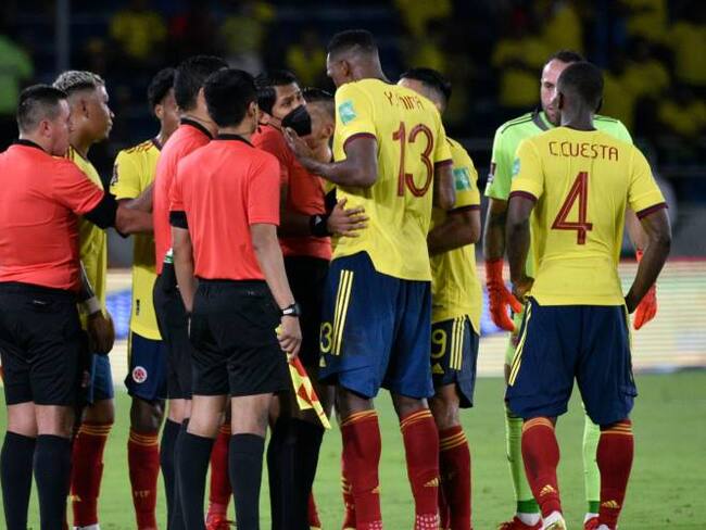 La selección Colombia con el cuerpo arbitral. Créditos: Getty Images