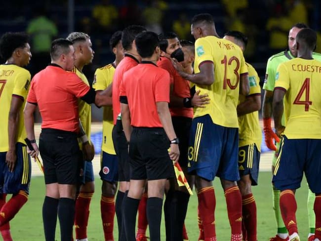 La selección Colombia con el cuerpo arbitral. Créditos: Getty Images