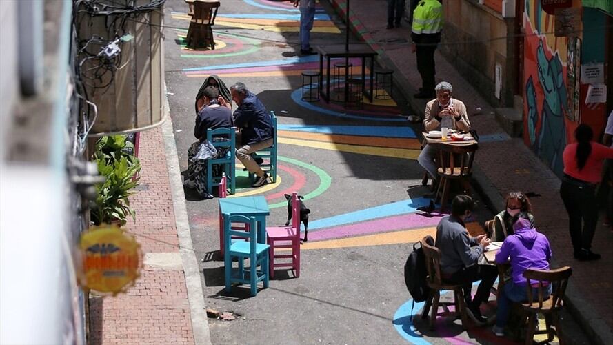 Por la pandemia en Colombia a muchos empresarios les tocó reinventarse, optimizar el uso de las terrazas o el espacio público para abrir y expandir sus negocios.. Foto: Colprensa