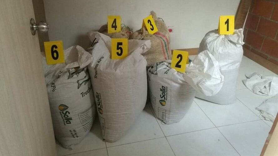 Conductores de camiones cargados con café llegaban a sitios establecidos durante la ruta para que a cada bulto le fueran extraídos entre 50 y 80 kilos de contenido. Foto: Policía Nacional