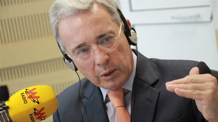 Álvaro Uribe habla en La W. Foto: La W con Vicky Dávila