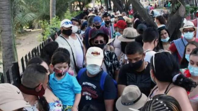 Todos los ciudadanos que deseen ingresar deben pasar por un control de temperatura en el que se valida la reserva previa que debieron haber hecho. Foto: Captura