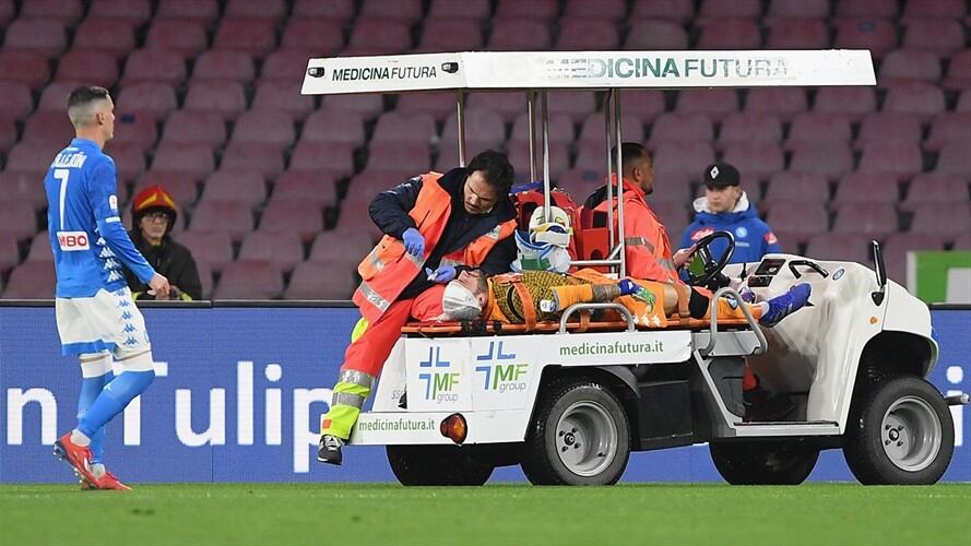 El desplome ocurrió unos minutos después de haber recibido un golpe en la cabeza tras un duelo con un jugador del Udinese.. Foto: Getty Images