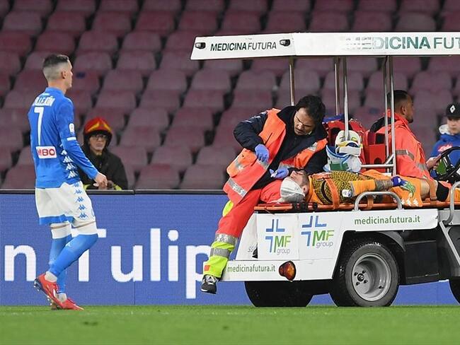 El desplome ocurrió unos minutos después de haber recibido un golpe en la cabeza tras un duelo con un jugador del Udinese.. Foto: Getty Images